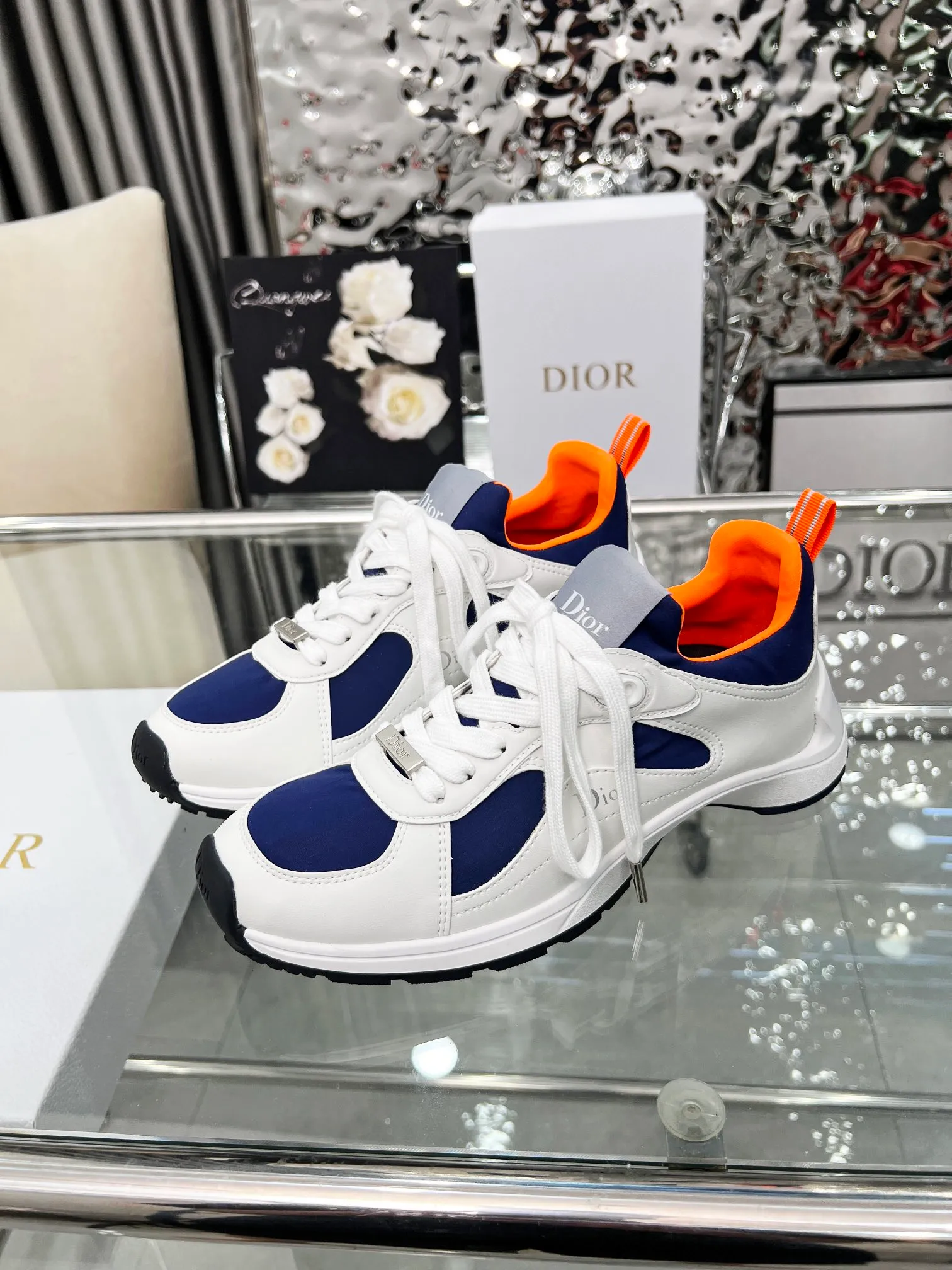 Men's shoes 💰540 Dior, the latest Star series on the show, this Dior Star dad sneaker is a new product for the fall of 2025, enriching the classic series with fashionable retro style. Carefully crafted, these Dad Shoes style shoes can be paired with casual looks all year round and follow the trend of the retro market. The Dior logo on the tongue also indicates that this pair of shoes is the B30 model! B30 uses fine-textured leather and mesh cloth materials to form a shoe body. There are conspicuous letters CD on both sides of the shoe body to indicate identity. The multiple lines on the shoe body outline the details, making the shoes look less monotonous and full of retro three-dimensionality! Code number: 40-46 Color: four colors